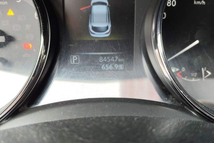 Used Nissan Qashqai 2016 2.0L CVT Elite Edition Odometer Close Up