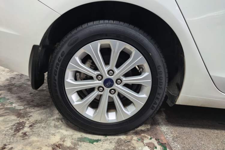Used Ford Escort 2015 1.5L Automatic Fashion Model Right Rear Wheel Hub