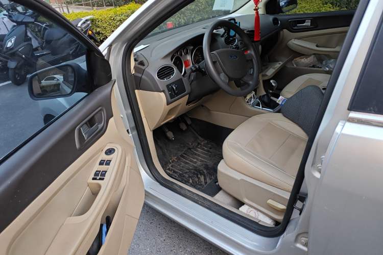 Used Ford Focus 2013 Sedan Classic 1.8L Manual Base Model