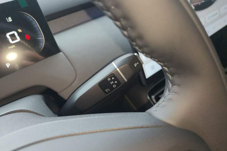 Used CHANGAN NEVO Q05 2026 Model 506 Max Gear Lever