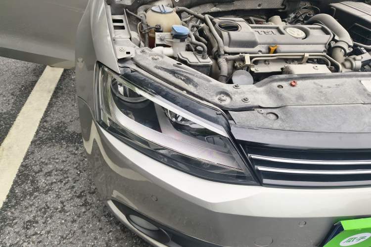 Used Volkswagen Sagitar 2014 1.4TSI Automatic Luxury Model Right Front Headlight