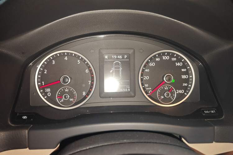 Used Volkswagen Tiguan 2010 1.8TSI Automatic All-Wheel-Drive Elite Edition Instrument Cluster