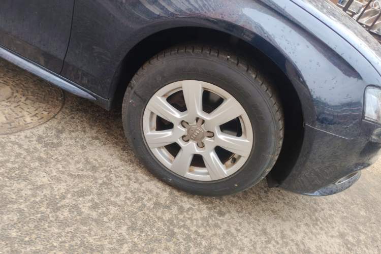 Used Audi A4L 2012 2.0 TFSI automatic Comfort trim level Right Front Wheel Hub