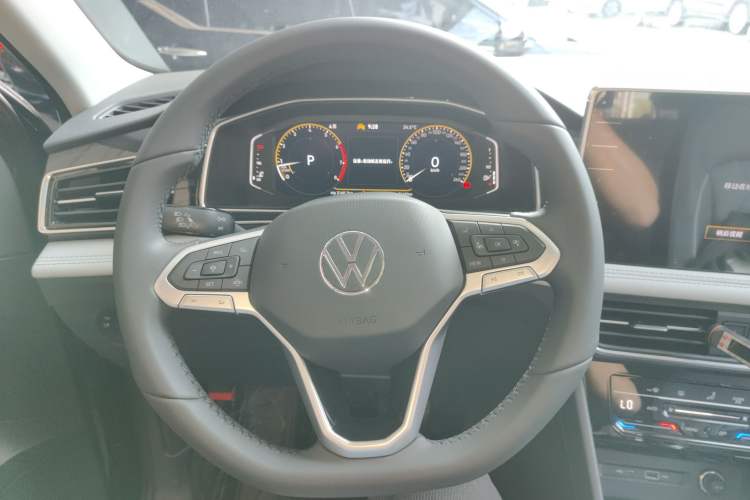 Used Volkswagen Tiguan L 2024 Outstanding Model 300TSI Automatic Two-Wheel Drive Longteng Edition
