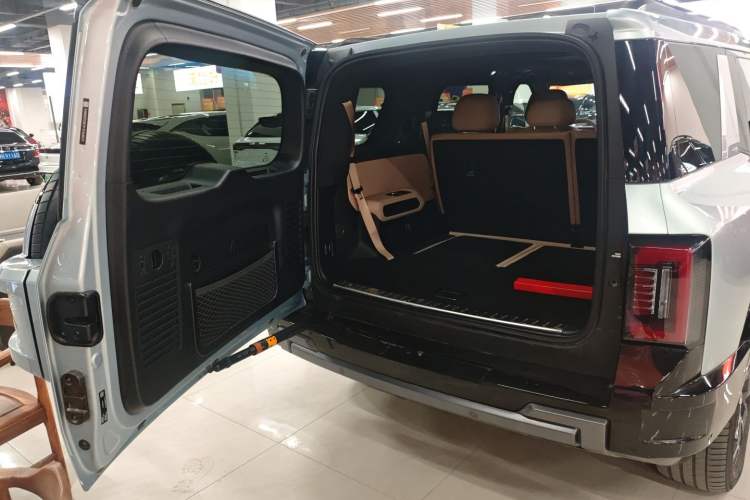 Used Formula Leopard 8 2025 Smart & Brave Flagship Edition 7 Seats