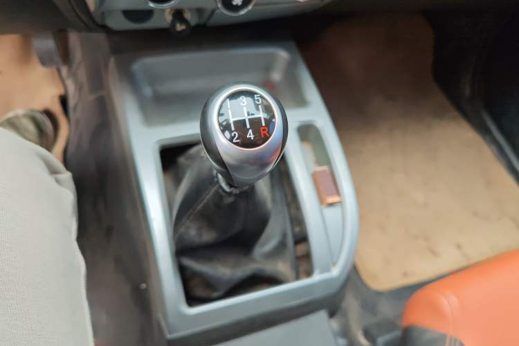 Used JMC Baodian 2018 2.9T New Value-Packed Two-Wheel-Drive Diesel Comfort Version with Extended Cargo Bed – JX4D30B5L Gear Lever