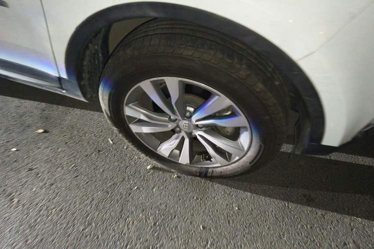 Used Geely Auto Emgrand X7 Sport 2016 1.8TD Automatic All-Wheel-Drive ZhiZun Edition Right Front Wheel Hub