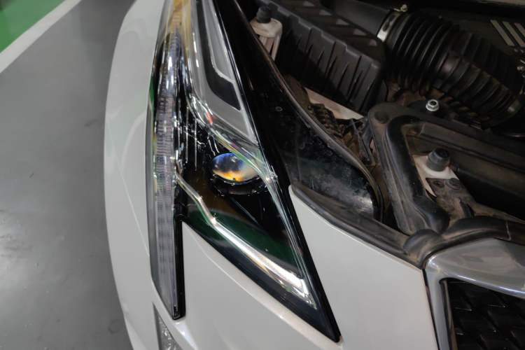 Used Cadillac XT5 2021 2.0T Four-Wheel-Drive Platinum Edition Right Front Headlight
