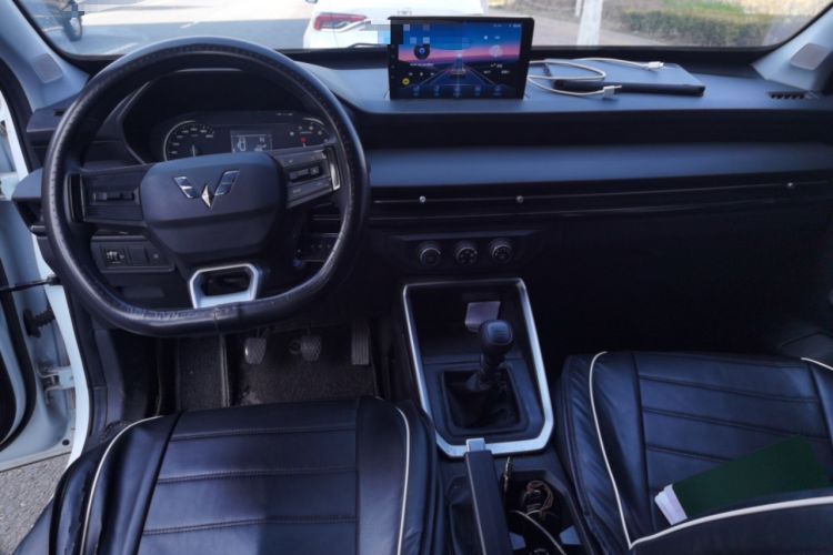 Used Wuling Alvez 2022 1.5L Manual Free-Style Model Center Console