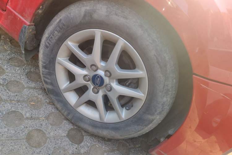 Used Ford Focus 2011 Sedan 1.8L Manual Comfort Model
