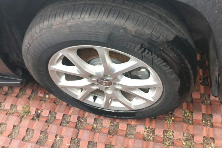 Used Jeep Cherokee 2017 2.0L Superior Edition Right Front Wheel Hub