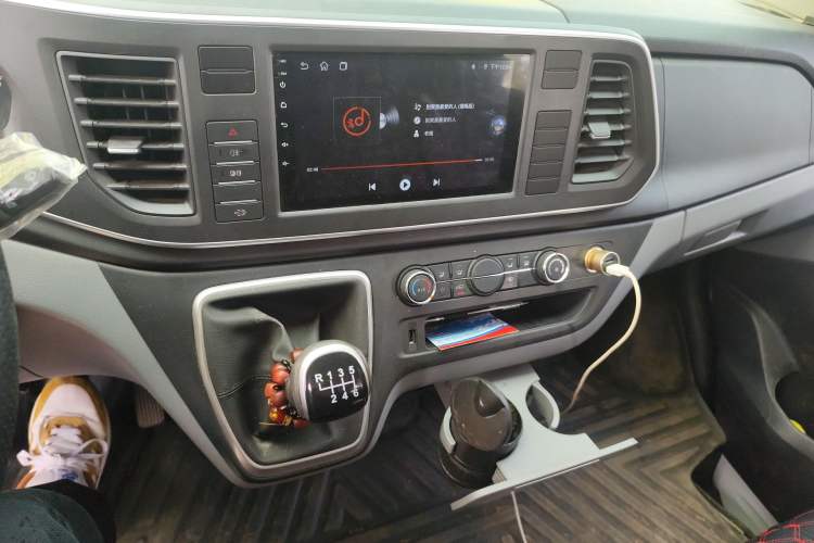 Used SAIC MAXUS Xintu V80 2024 Aotuntong 6MT Short-Wheelbase Mid-Roof Model with 127 Ps 5/6 Seats