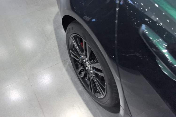 Used Jaguar XEL 2024 2.0T 250 PS R-DYNAMIC S Ebony Black Sport Edition Right Rear Wheel Hub