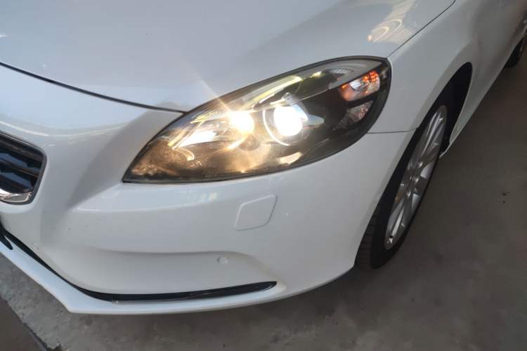 Used Volvo V40 2016 T4 Smart Luxury Edition
