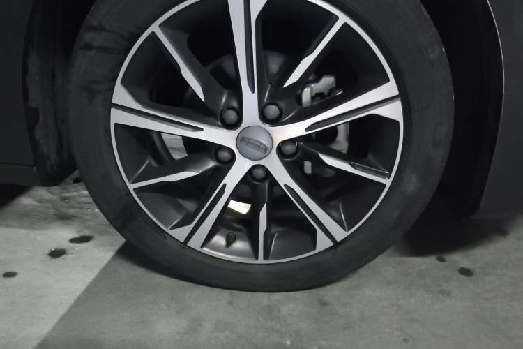 Used Geely Auto Emgrand 2022 4th Generation 1.5L CVT Flagship Model Right Front Wheel Hub