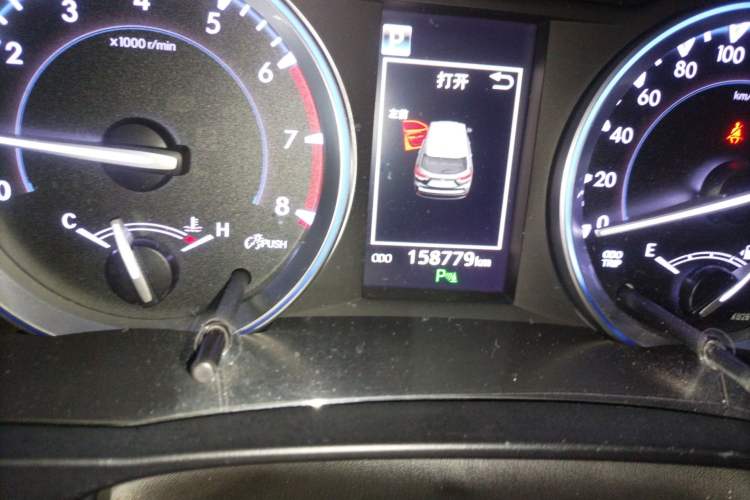 Used Toyota Highlander 2018 2.0T Four-Wheel Drive Luxury Edition 7 Seats China V Emission Standard Odometer Close Up