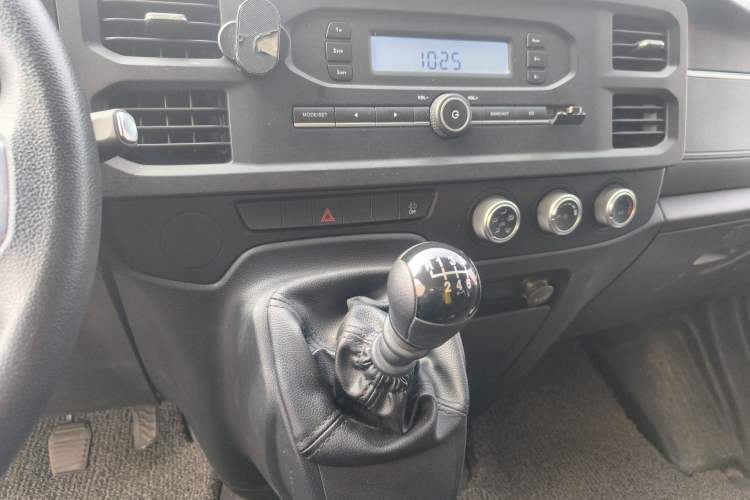 Used JMC Fushun 2022 2.0T Manual Van Short Wheelbase Low Roof 3-Seater Audio And AC Panel