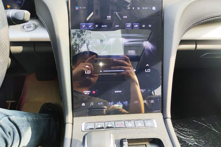 Used Hongqi H5 2024 2.0T Automatic Smart Connect Flagship Edition Audio And AC Panel