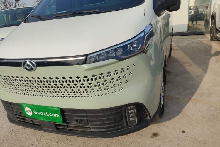 Used SAIC MAXUS Xintu V70 2023 2.0T Elite Edition Manual Transmission Short Wheelbase Low Roof 5/6 Seats (125 hp) Left Front Headlight