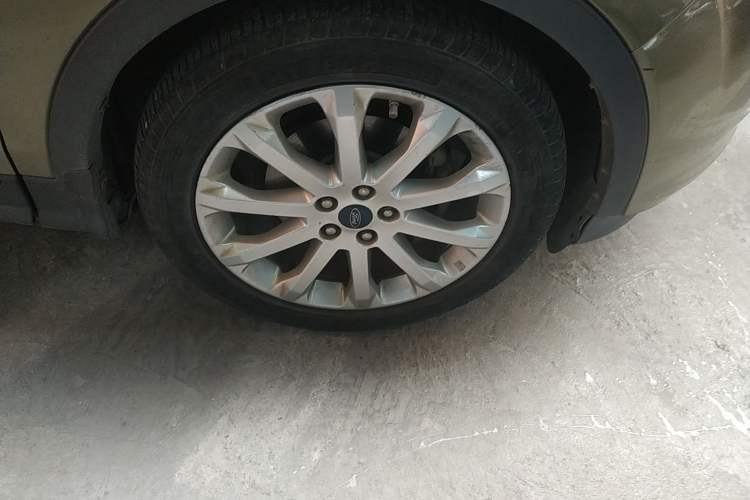 Used Ford Kuga 2013 1.6L GTDi Two-Wheel-Drive Trend Model Right Front Wheel Hub
