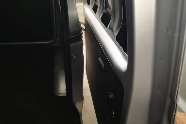 Used Wuling Hongguang V 2022 1.5L Jingqu Edition Enclosed-Window Vehicle with Hydraulic Power Steering LAR
