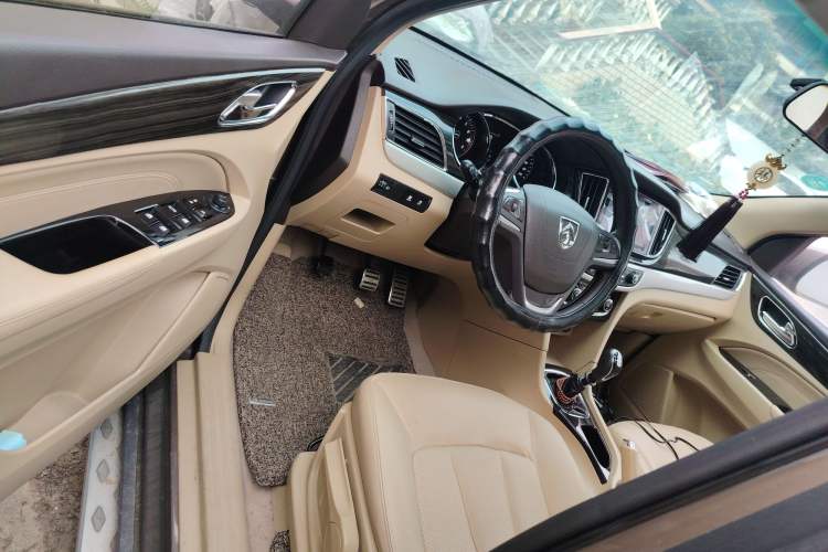 Used Baojun 730 2016 1.5T Manual Luxury Edition 7 Seats Driver Seat