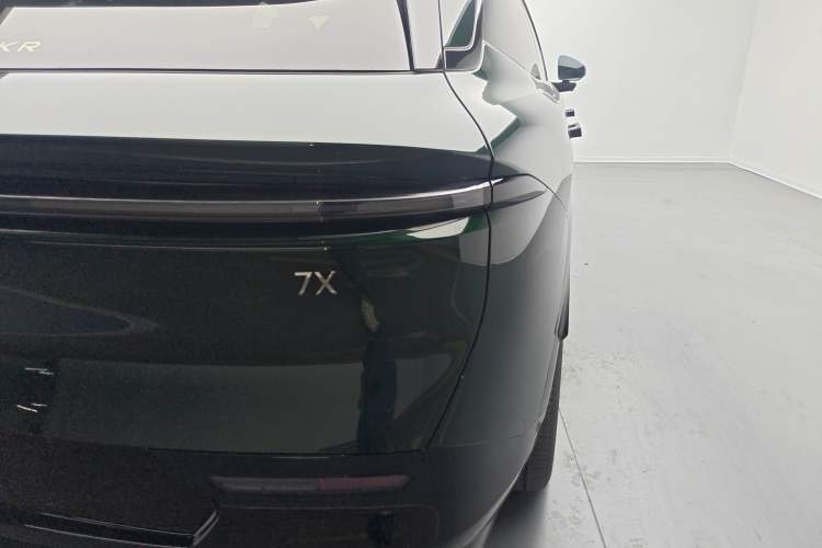 Used Zeekr 7X 2025 100 kWh Long-Range Rear-Wheel Drive with Intelligent Driving Features
