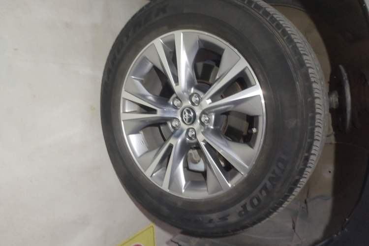 Used Toyota Highlander 2018 2.0T Two-Wheel Drive Elite Version 5 Seats China VI Standard Right Front Wheel Hub