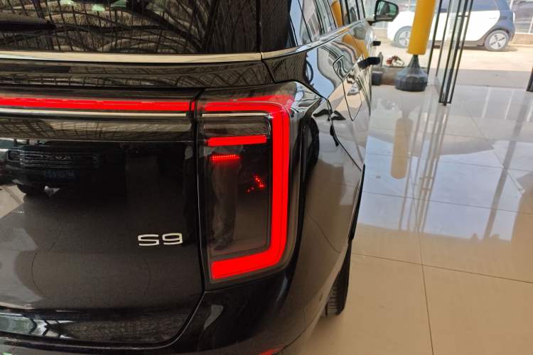 Used GAC Trumpchi S9 2025 Model Qiankun Ultra 6-Seater Right Rear Taillight