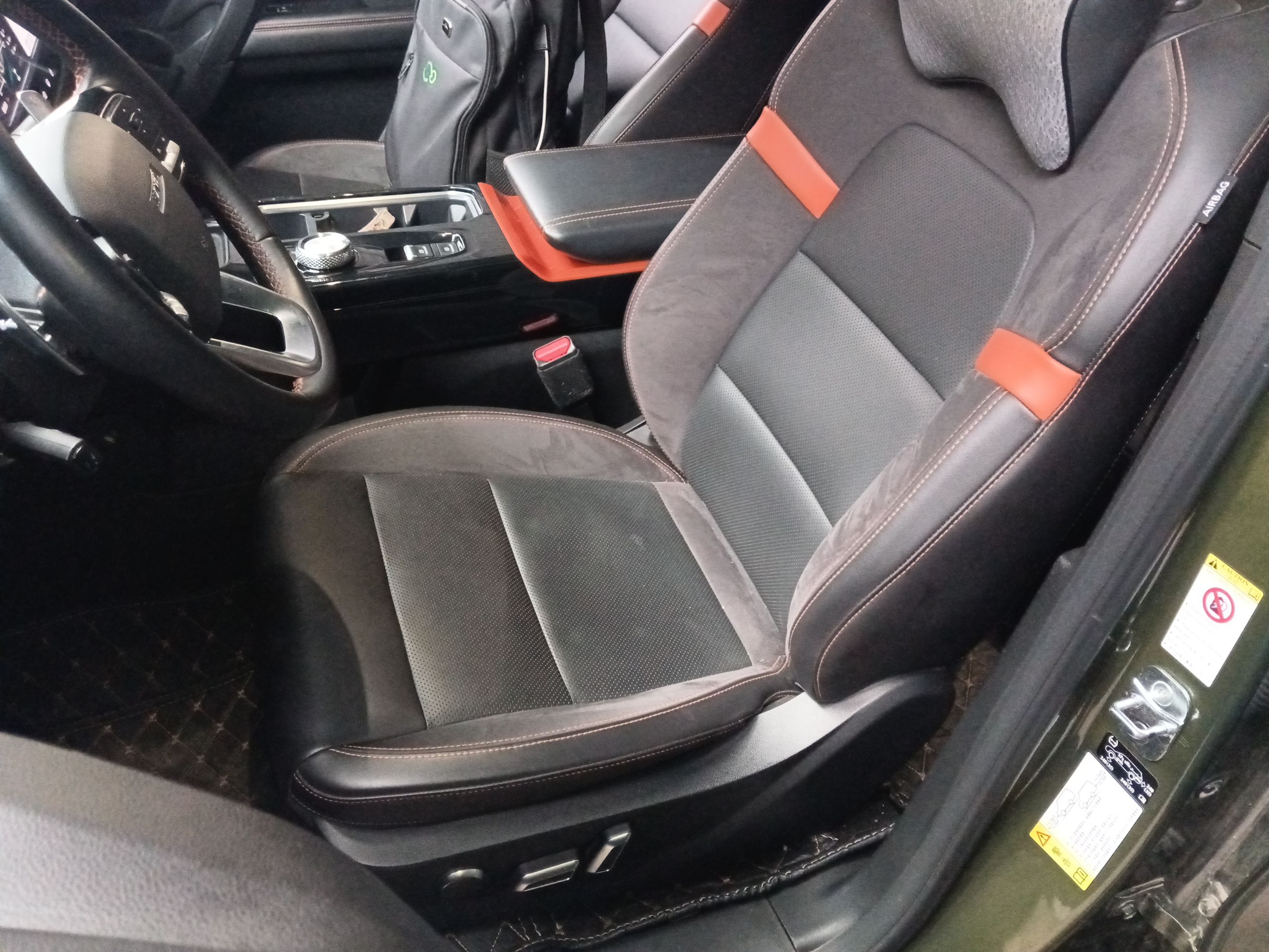 المقاعد الأمامية داخل السيارة