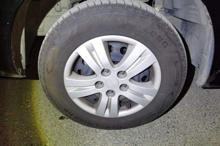 Used FORTHING Lingzhi 2024 M5L 1.5T Manual Comfort 7-Seater Right Front Wheel Hub