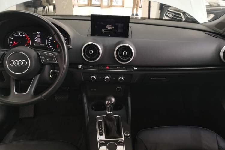 Used Audi A3 2019 Sportback 35 TFSI Fashion Edition China VI Emission Standard Audio And AC Panel