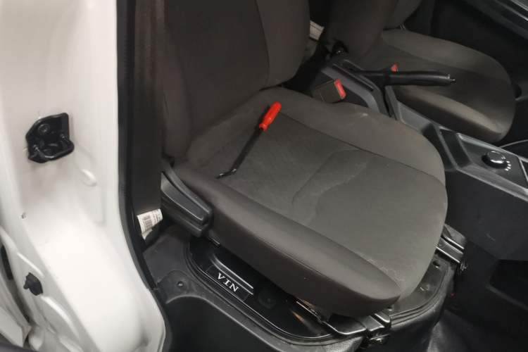 Used Chana Ruixing EM60 2025 Passenger Version Comfort Edition 6 Seats 300 km Range Side-Hinged Doors
