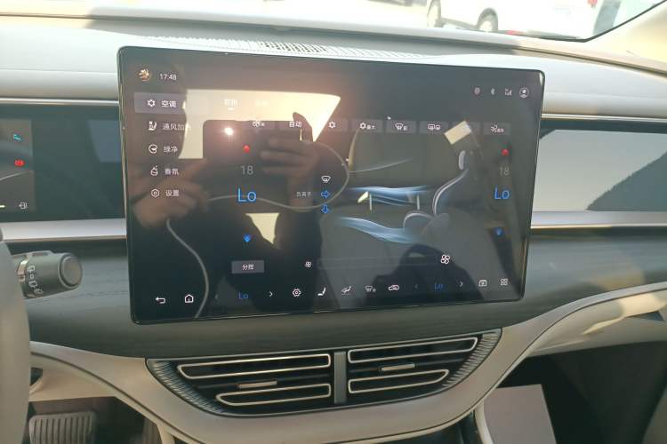 Used Denza D9 2022 DM-i 970 Four-Wheel Drive Prestige Model Audio And AC Panel