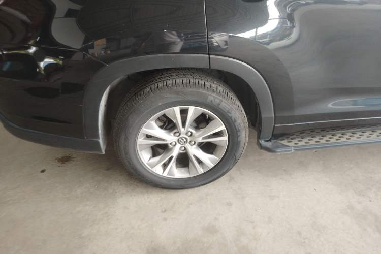 Used Toyota Highlander 2018 2.0T Two-Wheel Drive Elite Version 5 Seats China VI Standard Right Rear Wheel Hub