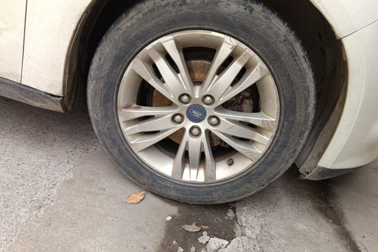 Used Ford Focus 2012 Sedan 1.6L Manual Comfort Model Right Front Wheel Hub