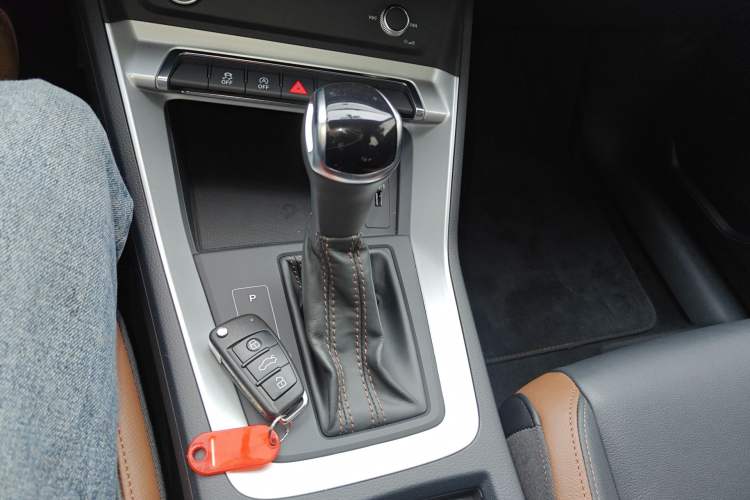 Used Audi Q3 2020 35 TFSI Fashionable and Elegant Model Gear Lever