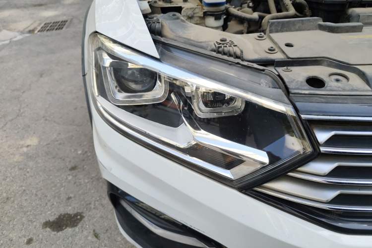 Used Volkswagen C-TREK 2018 230TSI DSG Comfort Model Right Front Headlight