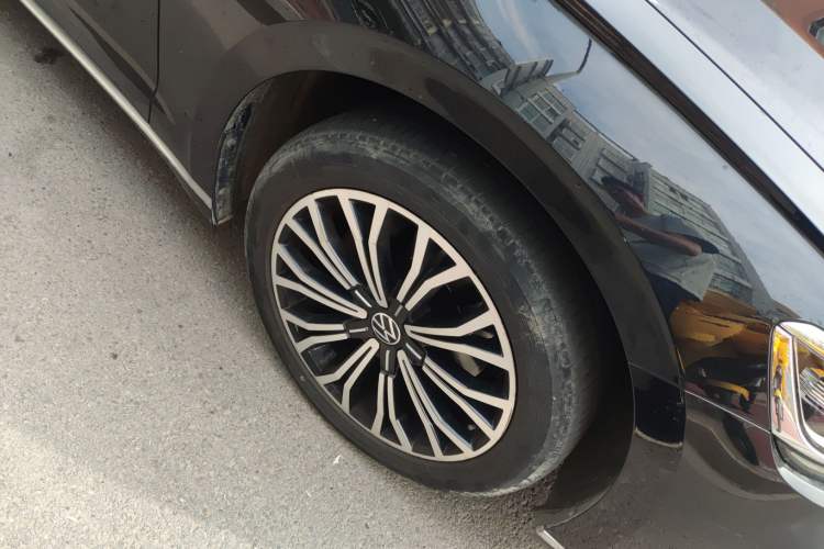 Used Volkswagen Phideon 2021 380TSI Luxury Edition Right Front Wheel Hub