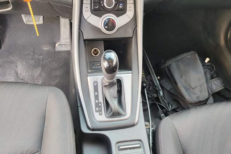 Used Hyundai Elantra (5th Generation / Langdong) 2016 1.6L Automatic Smart Version