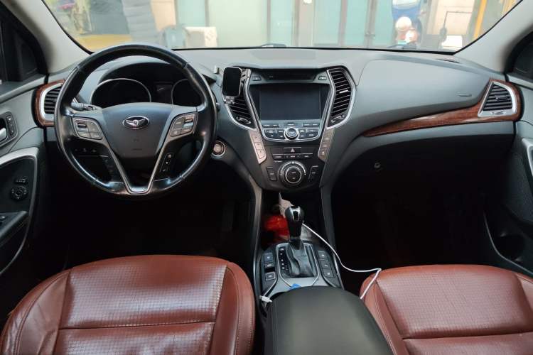 Used Hyundai Grand SantaFe 2013 3.0L 7-seat 4x4 Brown Interior Flagship Edition Center Console