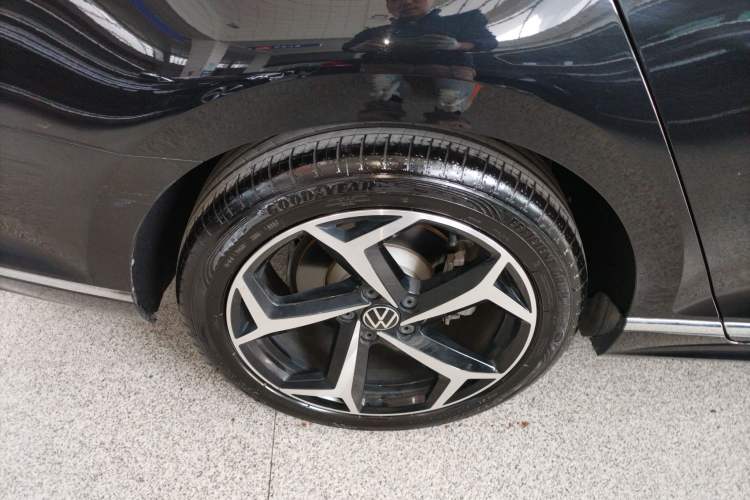 Used Volkswagen Magotan 2023 2 Million Units Limited Edition 330TSI DSG Leading Version Right Rear Wheel Hub