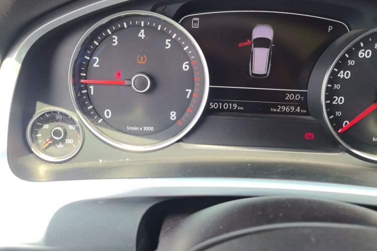 Used Volkswagen Touareg 2011 3.0 TSI Comfort Version Odometer Close Up