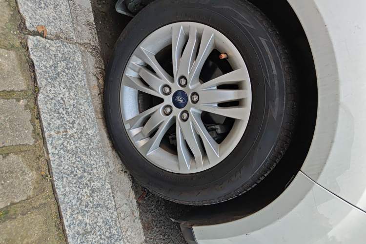 Used Ford Focus 2012 Sedan 1.6L Automatic Comfort Model
