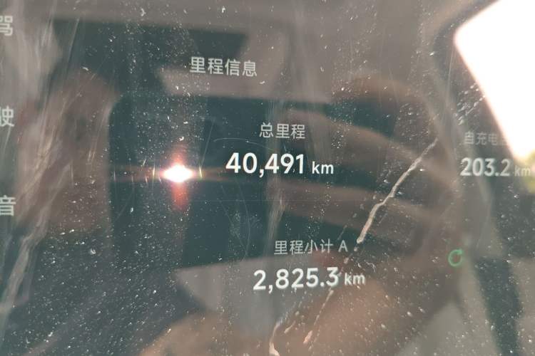 Used XPeng X9 2024 702 Ultra-Long Range Pro Odometer Close Up