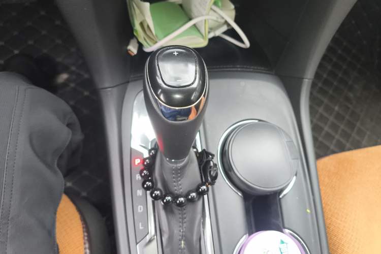 Used Chevrolet Equinox 2017 RS 550T Automatic All-Wheel-Drive Boundary Edition Gear Lever