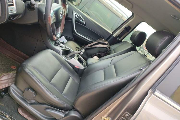 Used JMC Yusheng S350 2013 2.4T Automatic 2WD Diesel Luxury Edition 5 Seats Left Front Seat