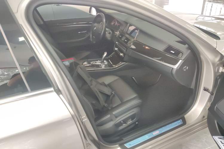 Used BMW 5 Series 2014 525Li Luxury Design Package Right Front Seat