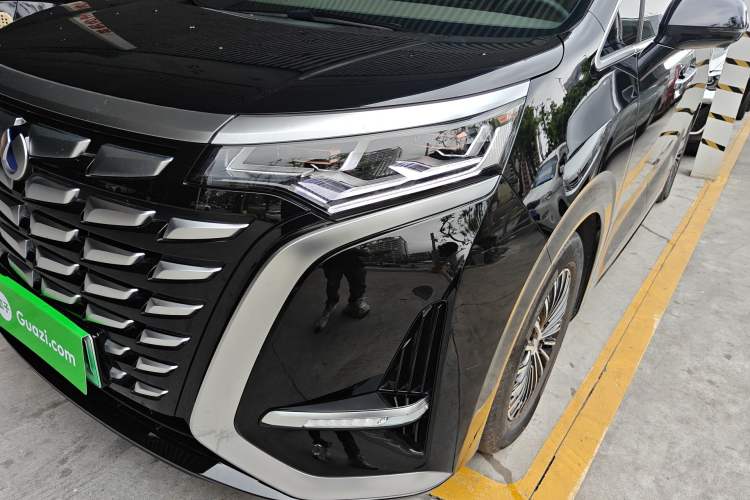 Used Denza D9 2022 DM-i 1040 Prestige Model
