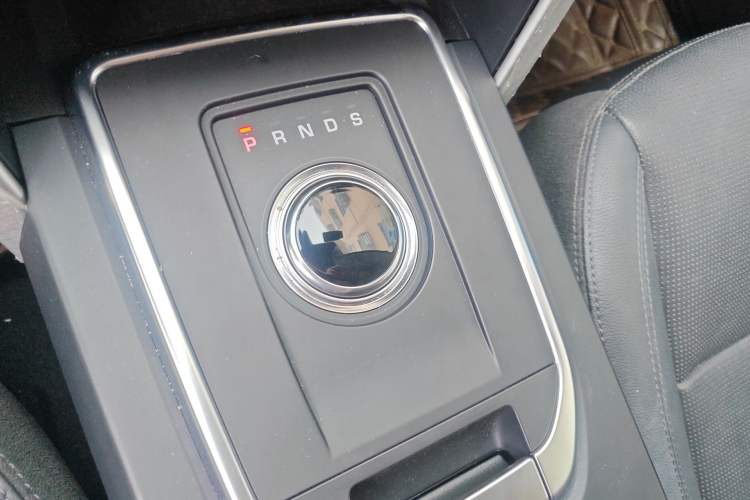 Used Land Rover Discovery Sport 2018 240 PS SE Version Gear Lever